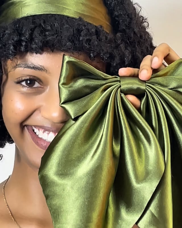 Handcrafted Vibrant Bow – Akeya_et Signature Charm