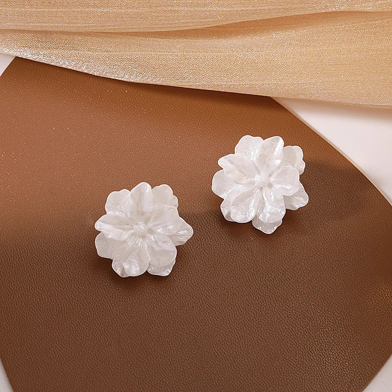 White Color Flower Dangle Earrings for Women Heart Flower Round Leaf Triangle Pearl Bowknot Round Earring Jewelry Brincos