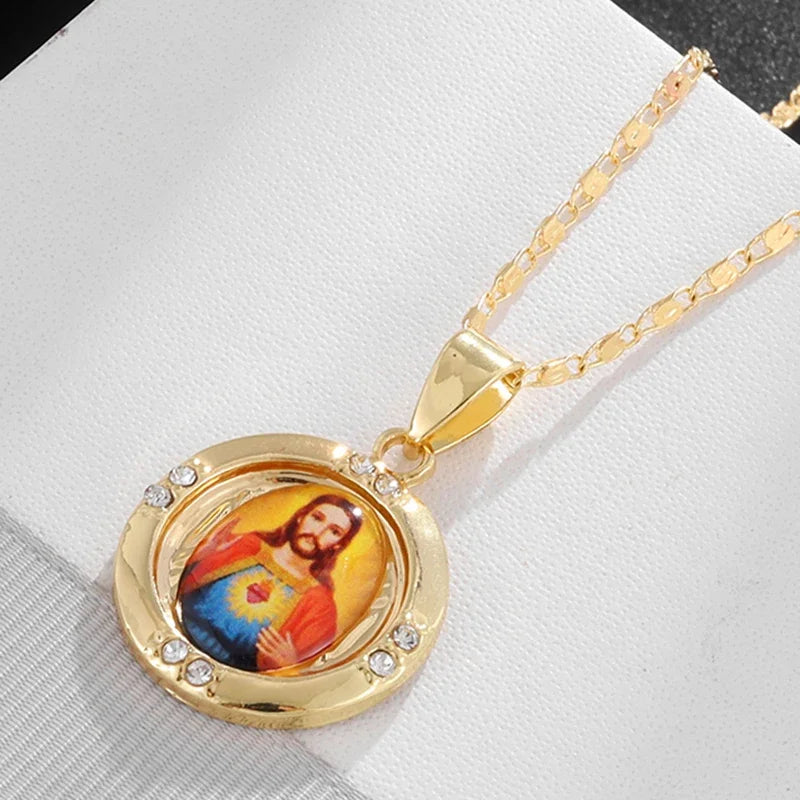 Christian Jesus Portrait Necklace Inlaid with Zircon Round Pendant for Men and Women Fashion Lucky Amulet Jewelry Gift