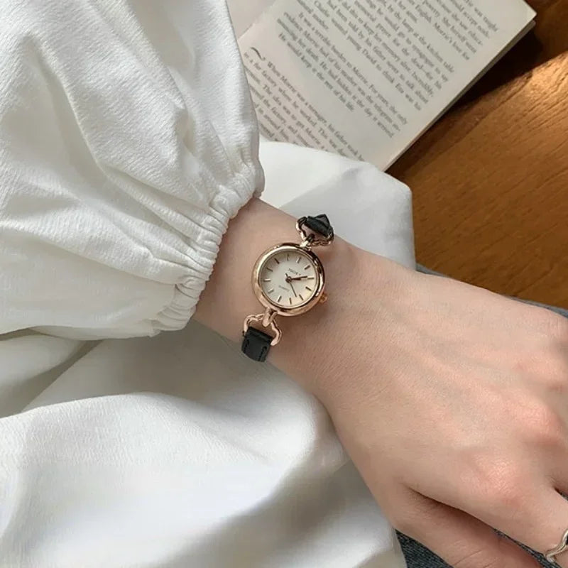 2025 New Women's Quartz Watch Retro Luxury Watches for Girl Student Simple Fashion Leather Strap Gift Clock Wristwatch Wholesale
