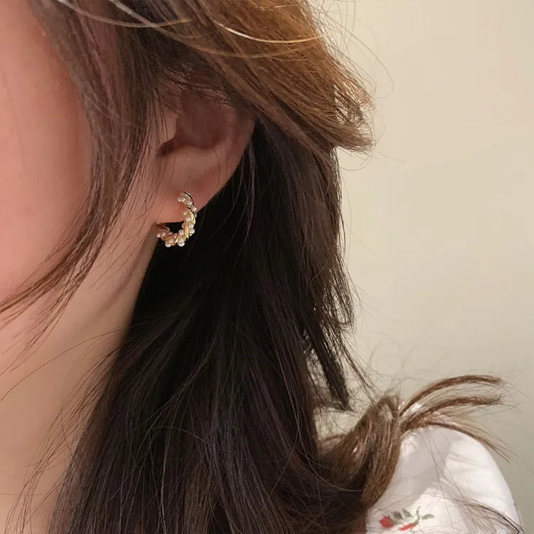 New Fashion Simple Temperament Circle Pearl Earrings Korean Cute Small Versatile Piercing Stud Earrings for Women Luxury Jewelry
