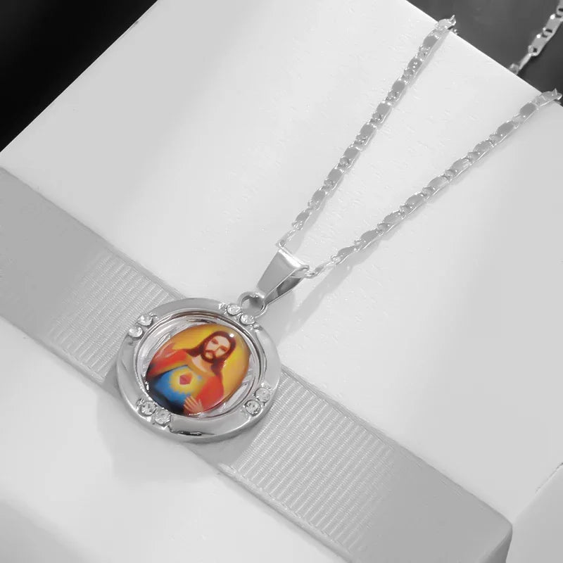Christian Jesus Portrait Necklace Inlaid with Zircon Round Pendant for Men and Women Fashion Lucky Amulet Jewelry Gift
