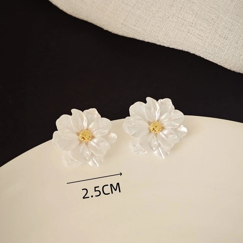 Big White Camellia Flower Stud Earring for Women French Retro Elegant Korean Sweet Resin Ear Wedding Party Jewelry Gift
