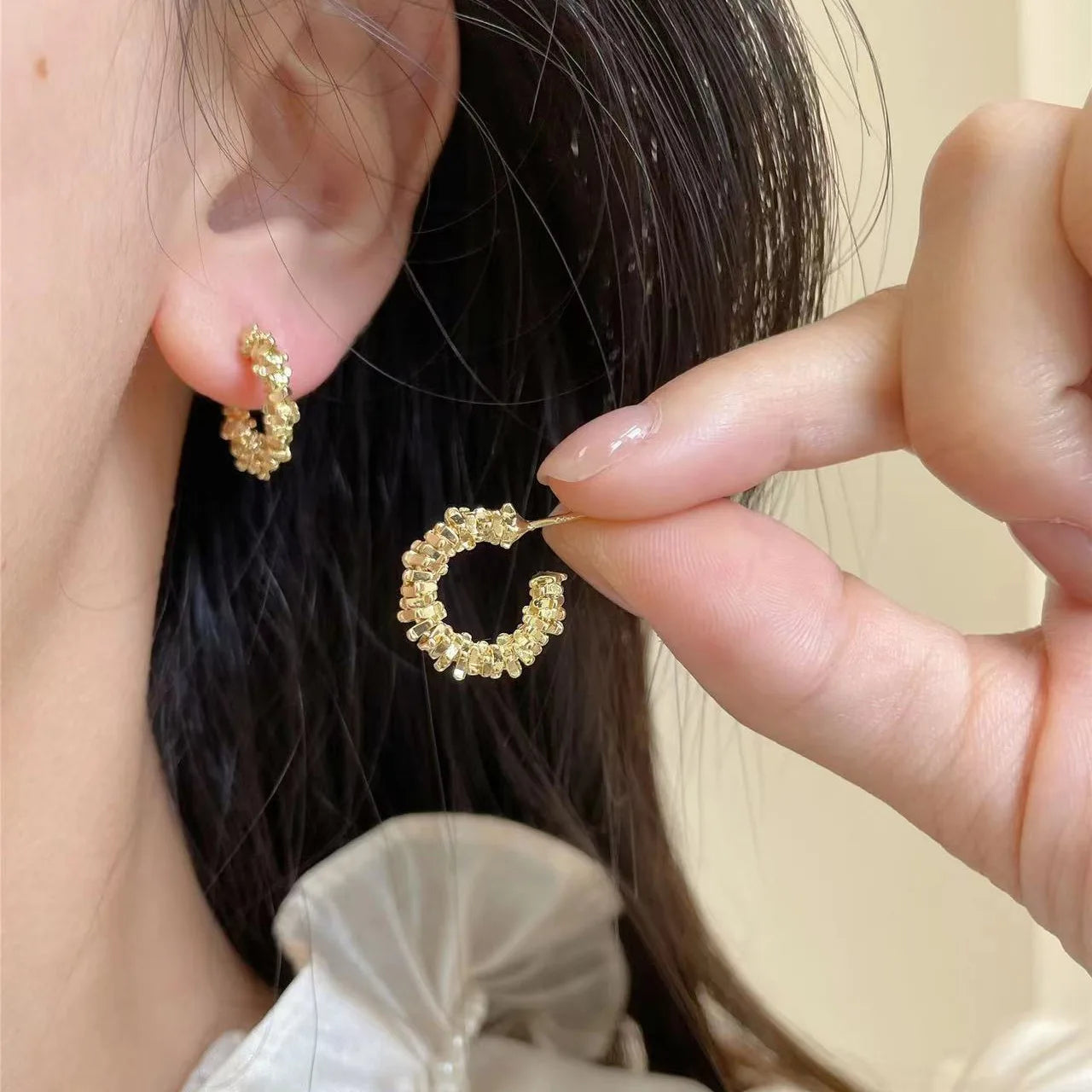 LATS Retro Light Luxury Exaggerated Twisted Metal Hoop Earrings for Women Fashion High-end Niche Design Jewelry Wholesale