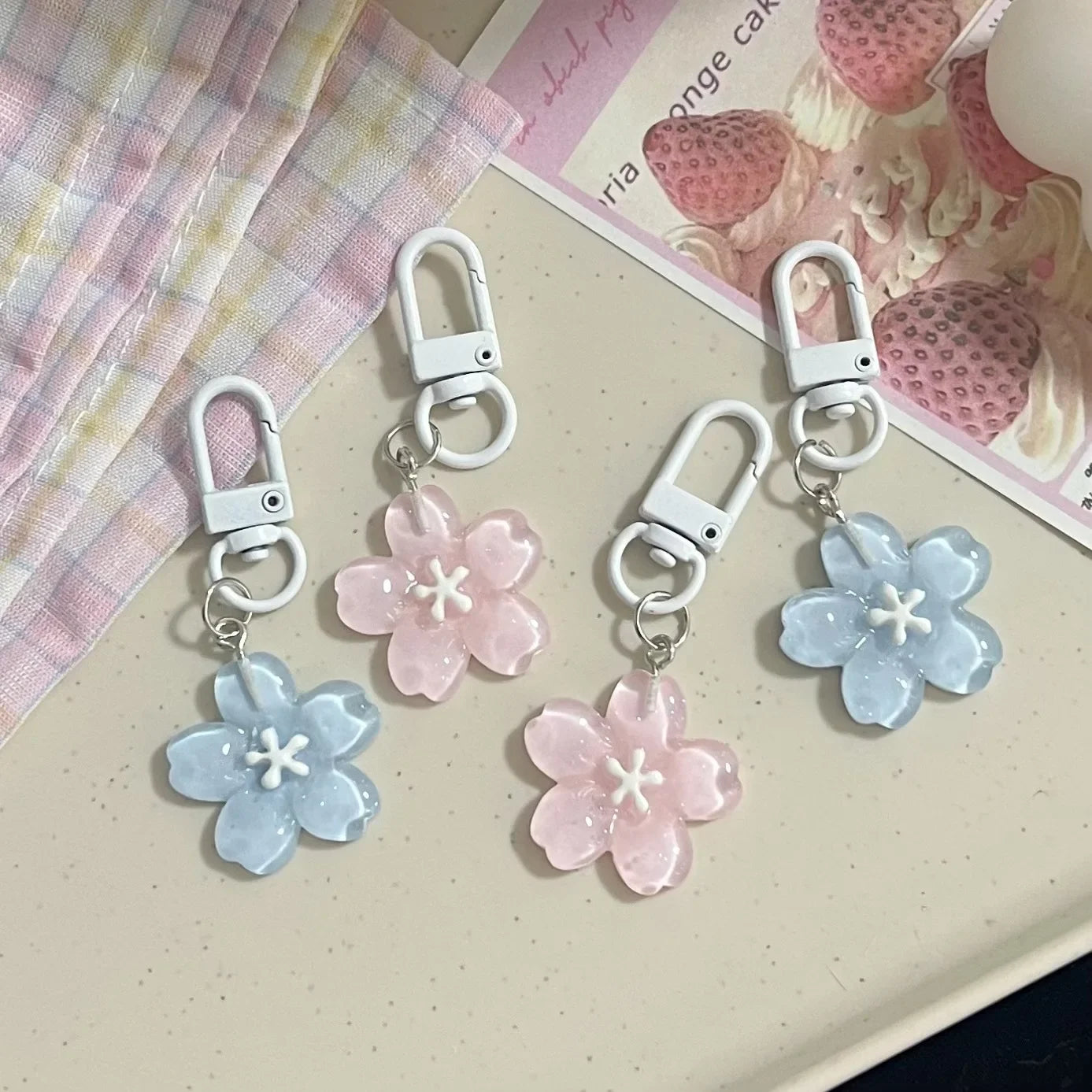 2/4pc Sakura Key Chain Resin Cherry Blossom Jelly Sakura Pendant Keyring Keyring Romantic Translucent Flower Doll Pendant