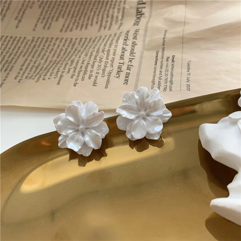 White Color Flower Dangle Earrings for Women Heart Flower Round Leaf Triangle Pearl Bowknot Round Earring Jewelry Brincos