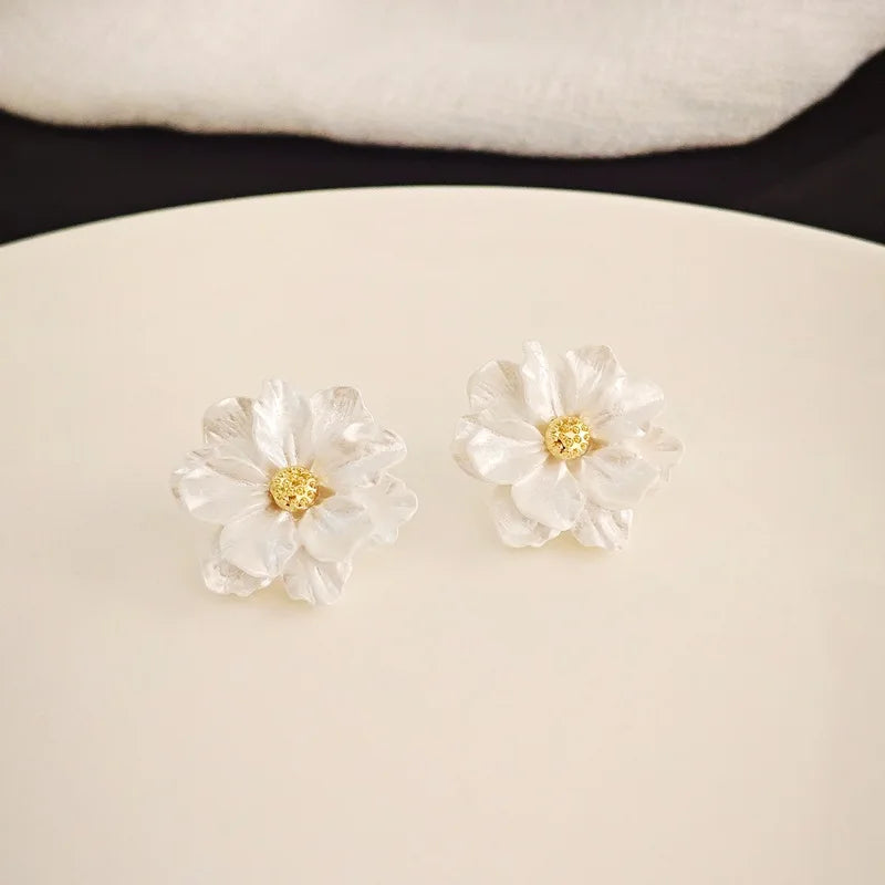 Big White Camellia Flower Stud Earring for Women French Retro Elegant Korean Sweet Resin Ear Wedding Party Jewelry Gift