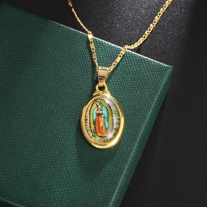 Christian Jesus Portrait Necklace Inlaid with Zircon Round Pendant for Men and Women Fashion Lucky Amulet Jewelry Gift