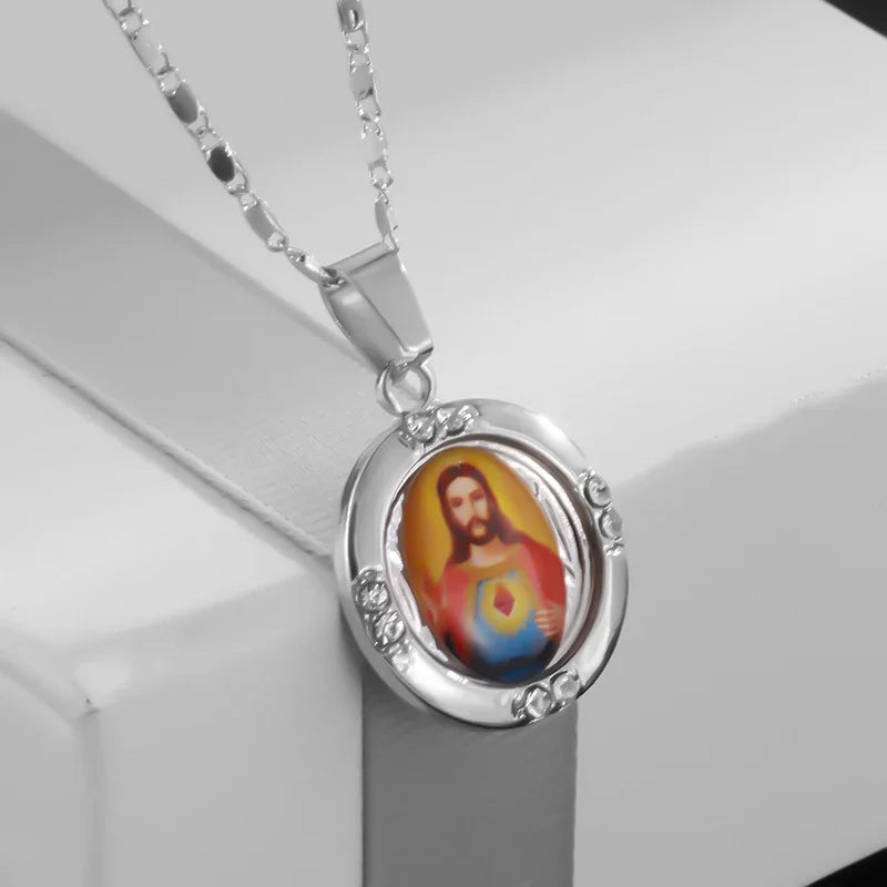 Christian Jesus Portrait Necklace Inlaid with Zircon Round Pendant for Men and Women Fashion Lucky Amulet Jewelry Gift