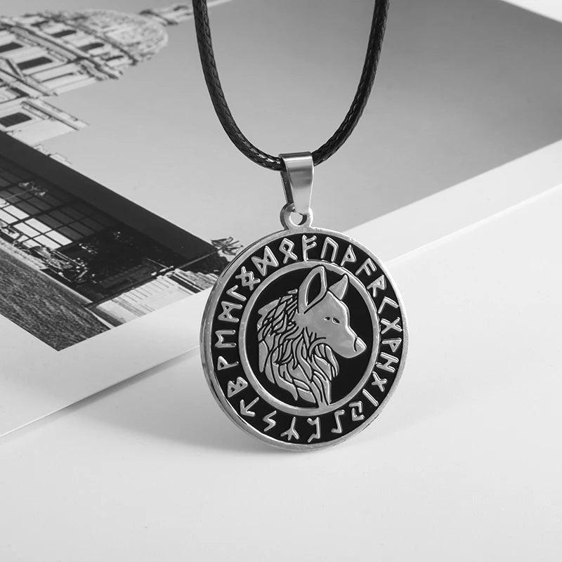 Retro domineering wolf tooth pendant necklace suitable for men's personalized ethnic style punk rock motorcycle jewelry gifts