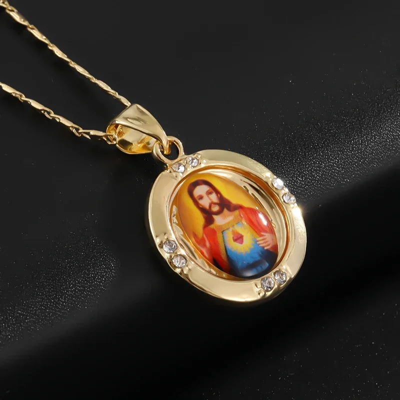 Christian Jesus Portrait Necklace Inlaid with Zircon Round Pendant for Men and Women Fashion Lucky Amulet Jewelry Gift